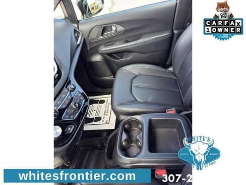 Used 2025 Chrysler Pacifica Select FWD image 22