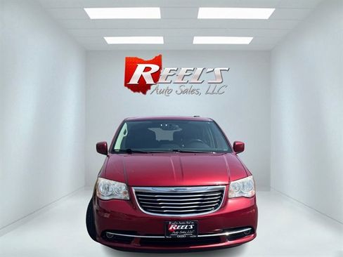 Used 2014 Chrysler Town & Country Touring image 2