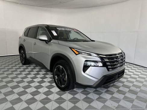 Used 2024 Nissan Rogue SV FWD image 2
