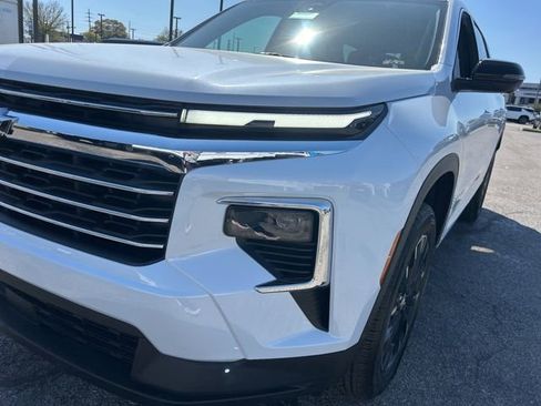 New 2026 Chevrolet Traverse LT w/ Sun and Wheel Package FWD image 9
