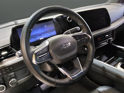 Used 2025 Chevrolet Suburban Z71 AWD/4WD image 18