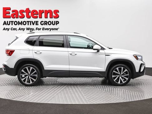 Used 2024 Volkswagen Taos SE FWD image 4
