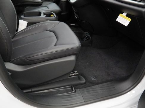New 2026 Chrysler Pacifica Select FWD image 33