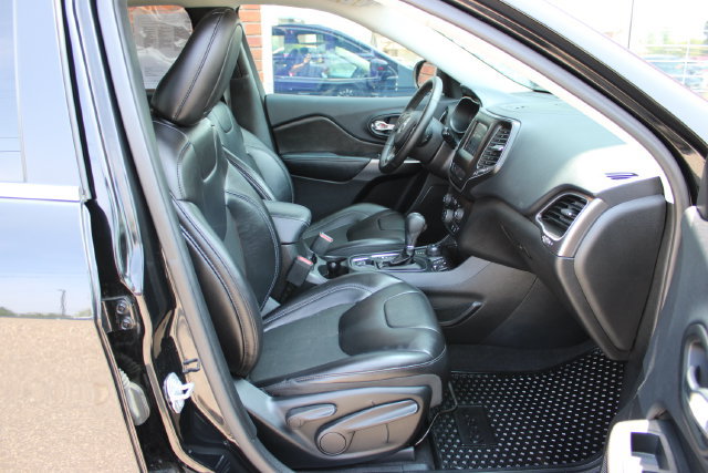 Used 2019 Jeep Cherokee Latitude Plus w/ Cold Weather Group AWD/4WD image 44