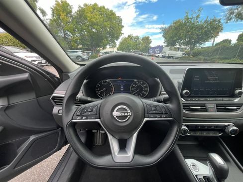 Used 2025 Nissan Altima 2.5 SV FWD image 29