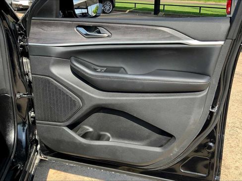 Used 2024 Jeep Grand Cherokee Limited image 20