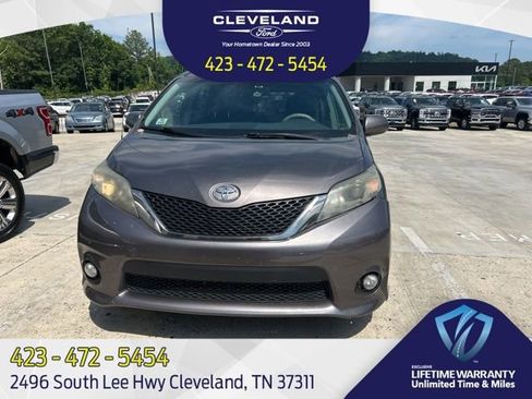 Used 2013 Toyota Sienna SE FWD image 1