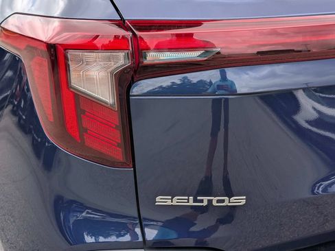 Used 2024 Kia Seltos EX FWD image 11