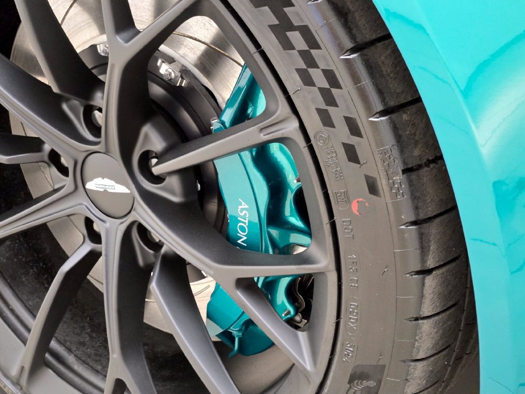 Used 2025 Aston Martin V8 Vantage Coupe RWD image 13