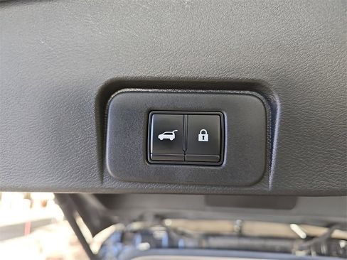 Used 2021 Nissan Rogue SV w/ Premium Package image 13