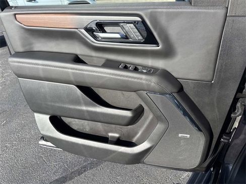 Used 2025 GMC Yukon Denali w/ Sun & Power Step Package image 8