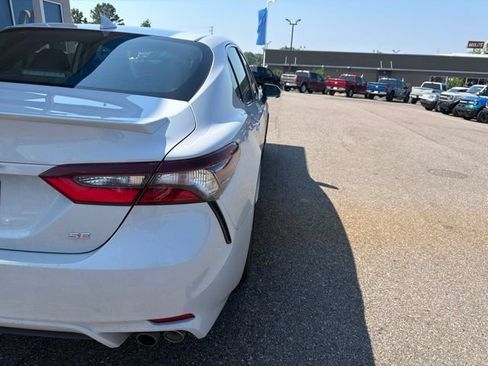 Used 2023 Toyota Camry SE FWD image 4