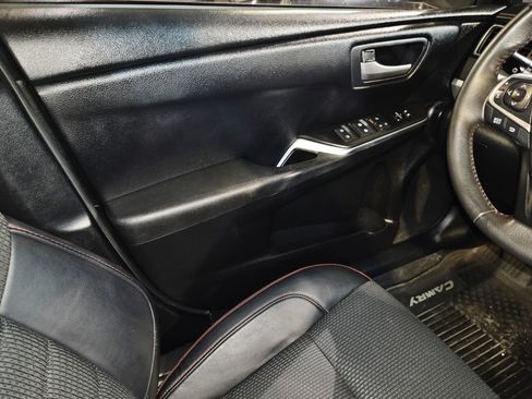 Used 2017 Toyota Camry SE w/ Moonroof Package FWD image 32