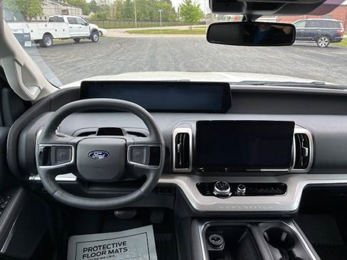 Used 2025 Ford Expedition Active AWD/4WD image 17