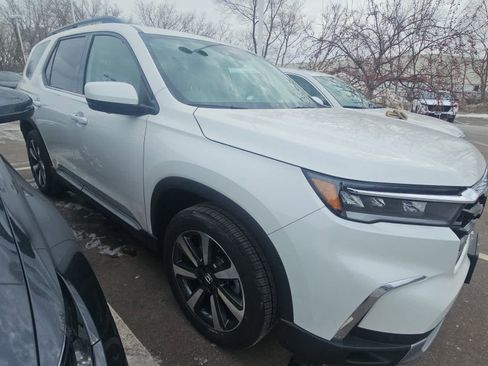 Used 2025 Honda Pilot Elite image 2