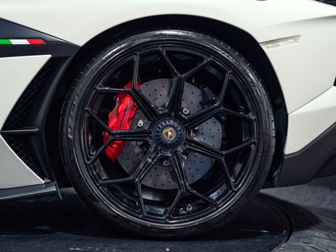 Used 2020 Lamborghini Aventador SVJ AWD/4WD image 17