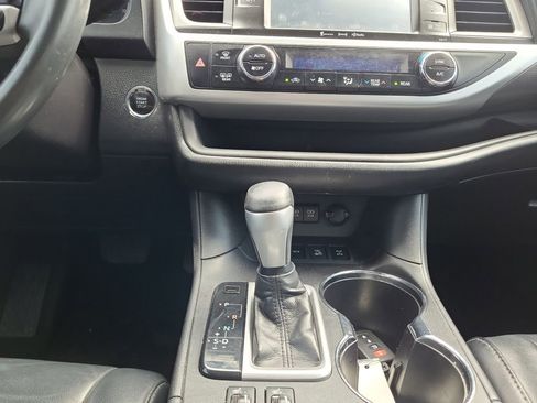 Used 2018 Toyota Highlander SE AWD/4WD image 11