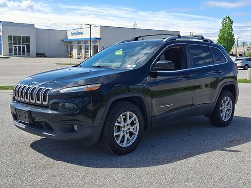 Used 2017 Jeep Cherokee Latitude AWD/4WD image 3