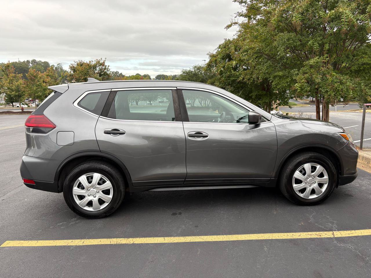 Used 2018 Nissan Rogue S FWD image 4