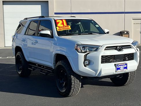 Used 2021 Toyota 4Runner 4WD image 3