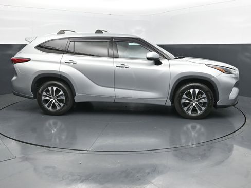 Used 2021 Toyota Highlander XLE FWD image 6