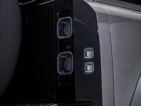 Used 2025 Land Rover Defender 110 image 12