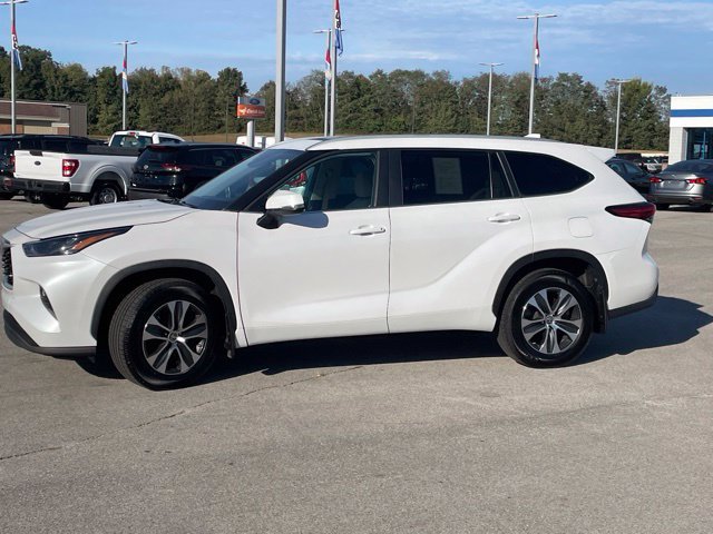 Used 2023 Toyota Highlander XLE AWD/4WD image 4