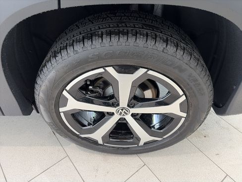 Used 2026 Volkswagen Tiguan SE AWD/4WD image 9