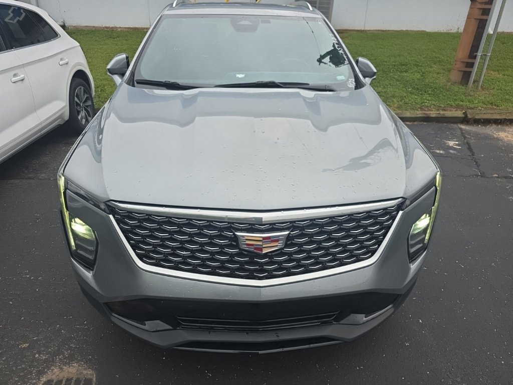 Used 2025 Cadillac XT4 Premium Luxury AWD/4WD image 2