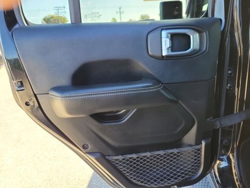 Used 2019 Jeep Wrangler Unlimited Sahara image 13