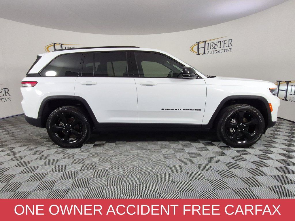 Used 2024 Jeep Grand Cherokee Altitude AWD/4WD image 3