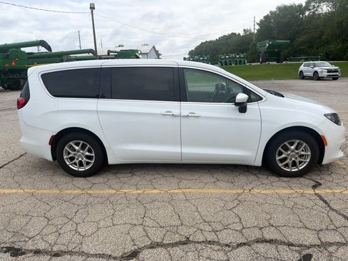 Used 2022 Chrysler Voyager LX FWD image 4