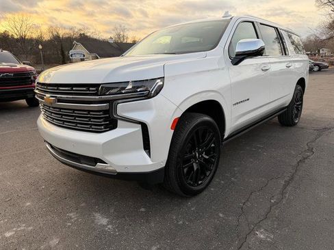 Used 2023 Chevrolet Suburban Premier w/ Advanced Technology Package AWD/4WD image 2