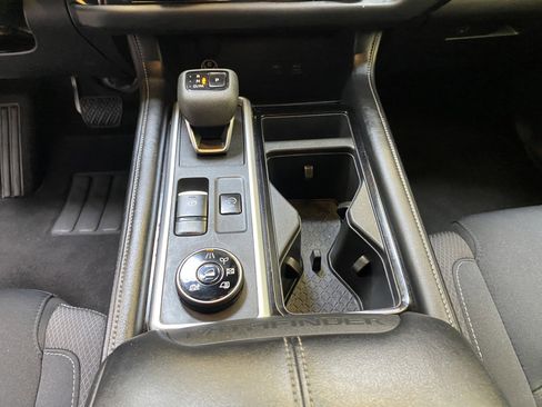 Used 2025 Nissan Pathfinder SV AWD/4WD image 45