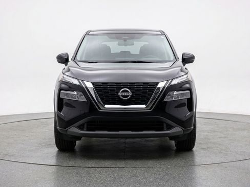Used 2025 Nissan Rogue SV image 2