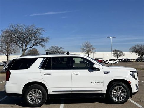 Used 2022 GMC Yukon SLT w/ SLT Premium Package image 3