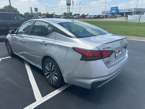 Used 2024 Nissan Altima 2.5 SV FWD image 11