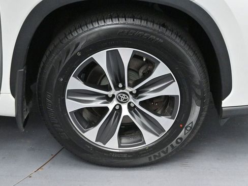 Used 2022 Toyota Highlander XLE AWD/4WD image 38