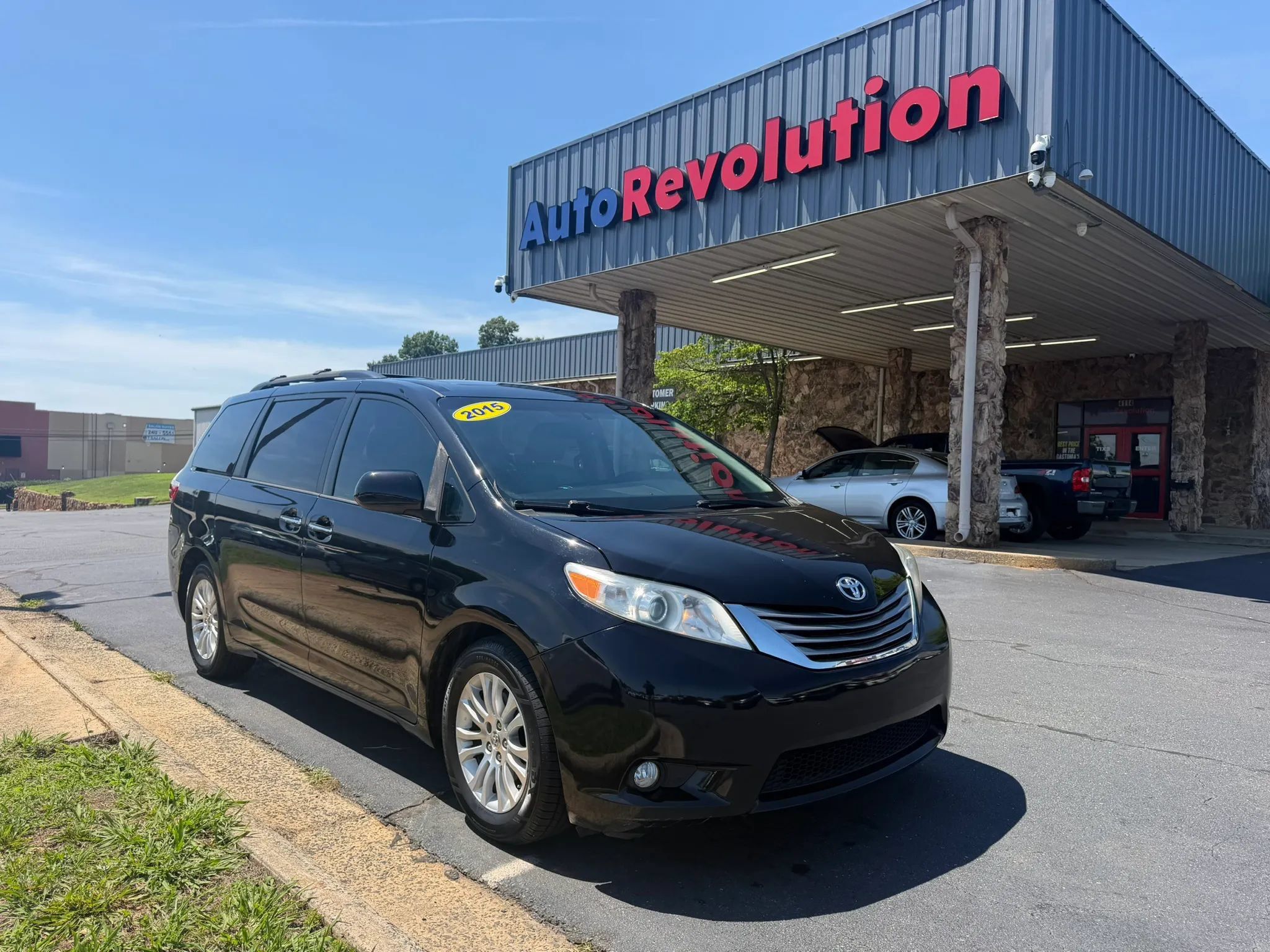 Used 2015 Toyota Sienna XLE FWD image 1