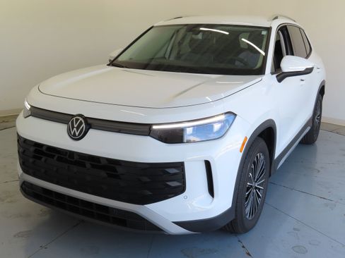 New 2025 Volkswagen Tiguan S image 9