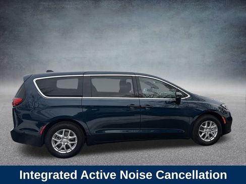 Used 2025 Chrysler Pacifica Select image 7