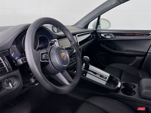 New 2026 Porsche Macan image 4