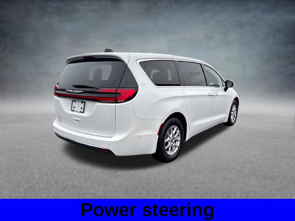 Used 2023 Chrysler Pacifica Touring-L FWD image 7