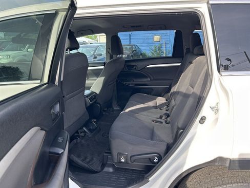 Used 2016 Toyota Highlander LE AWD/4WD image 10