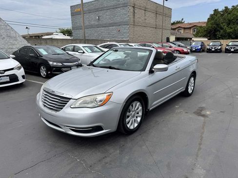Used 2011 Chrysler 200 Touring FWD image 13