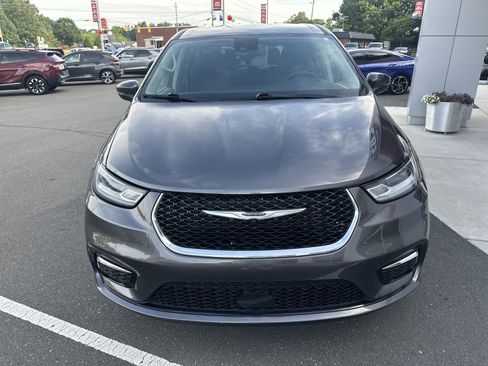 Used 2023 Chrysler Pacifica Touring-L FWD image 3
