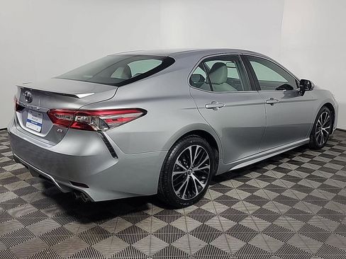 Used 2018 Toyota Camry SE w/ Moonroof Package image 4