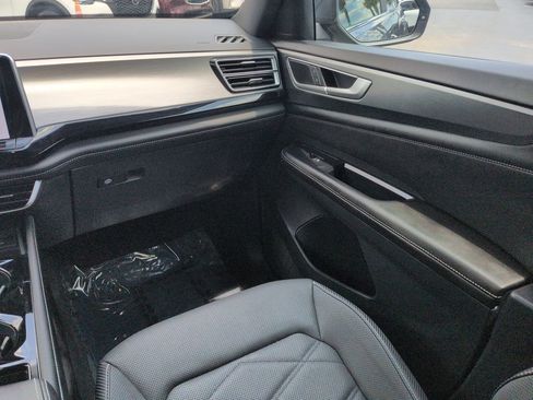 Used 2024 Volkswagen Atlas Cross Sport SE w/ Panoramic Sunroof Package FWD image 17