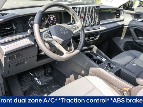 Used 2025 Volkswagen Tiguan SE image 4