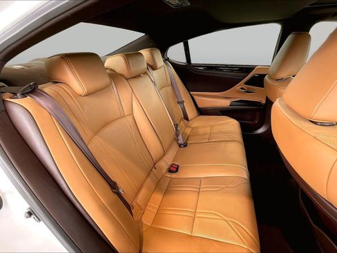 Used 2020 Lexus ES 300h Ultra Luxury w/ Accessory Package FWD image 21